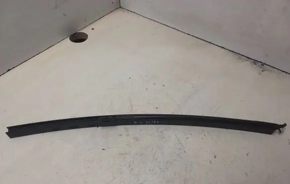 Opel Astra H Rear door windshield rail 