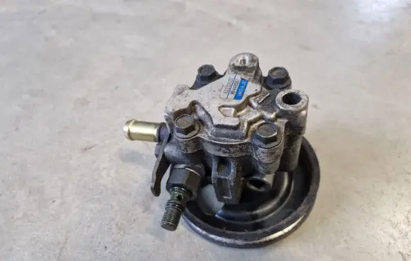 Mitsubishi Pajero Sport I Power steering pump MR448507