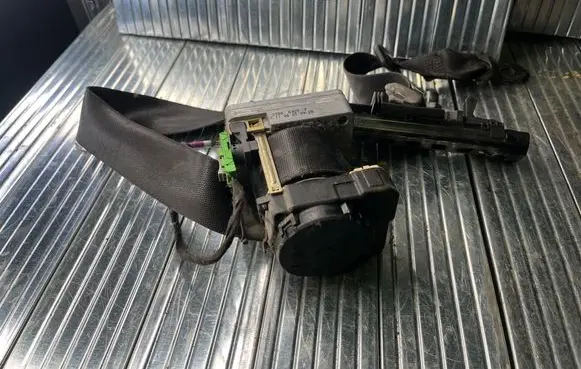 Mercedes-Benz C W203 Front seatbelt 33005929F 8760101011