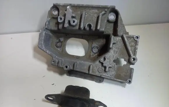 Nissan Juke I F15 Gearbox mounting bracket