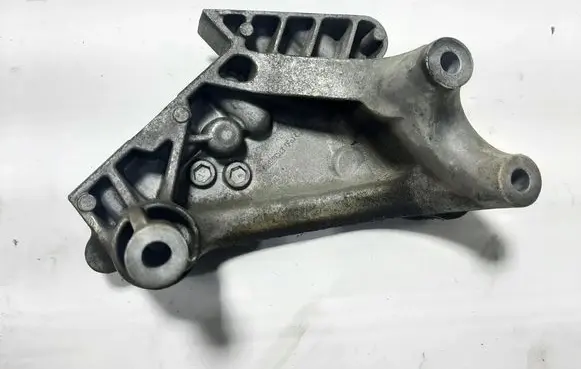 Volkswagen Golf VII Engine mounting bracket 04L199207