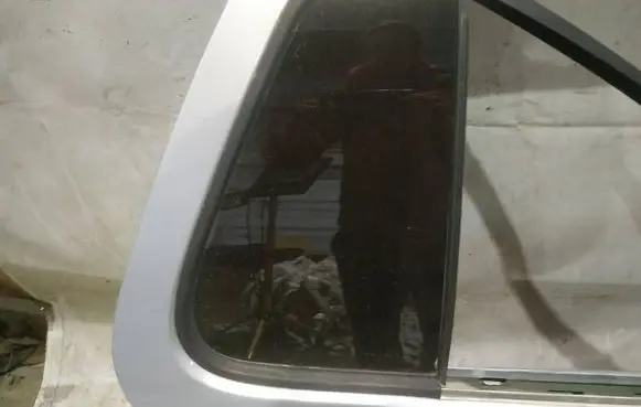 Volkswagen Golf IV Rear vent window glass 