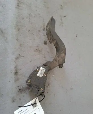 Volkswagen PASSAT B5 Accelerator throttle pedal 8D1721523