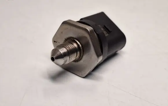 BMW X3 F25 Fuel pressure sensor 7620946 13537620946 0261545072