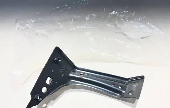 Volkswagen PASSAT B8 Fender mounting bracket 3G0821142A
