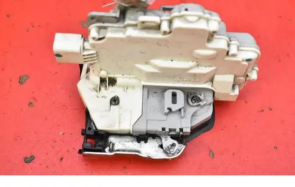 Porsche Cayenne (9PA) Rear door lock 8K0839015