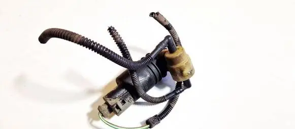Volkswagen Golf IV Windscreen/windshield washer pump