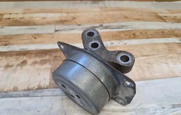 Opel Insignia A Engine mount bracket