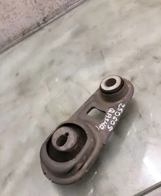 Engine mount bracket