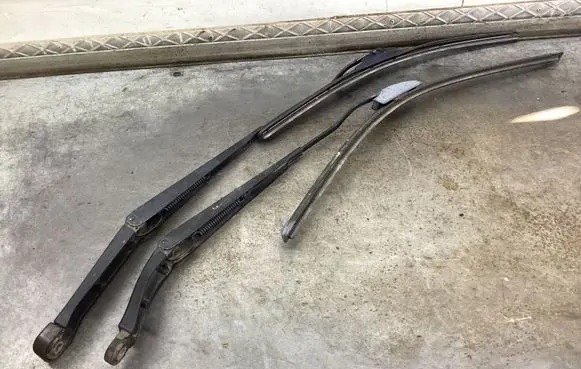 Volvo XC90 Front wiper blade arm 8693600 8620839