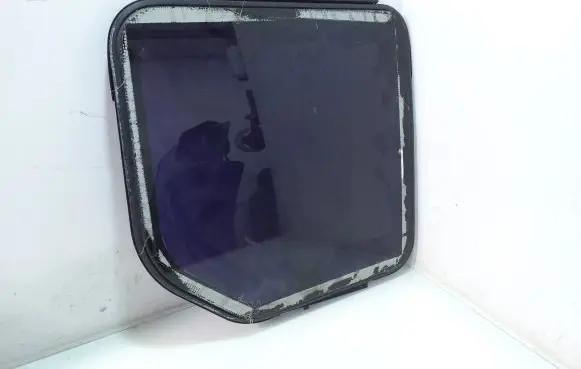 Opel Vivaro Side middle window/glass AS2
