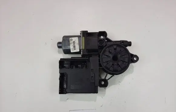 Volkswagen PASSAT B7 Front door window regulator motor 3C095979
