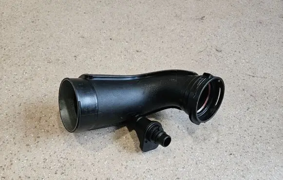 BMW M5 F90 Turbo air intake inlet pipe/hose 7852385