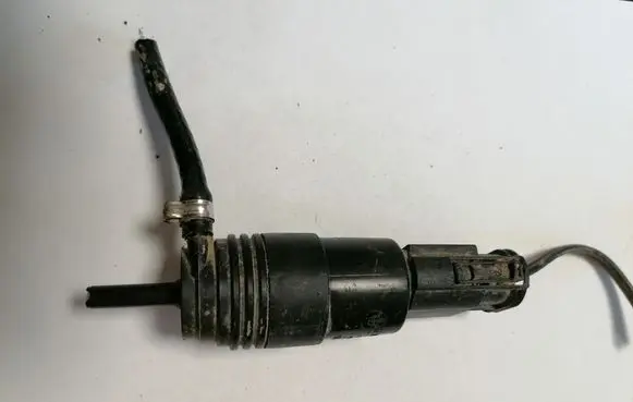 BMW 5 E39 Windscreen/windshield washer pump 67128360244
