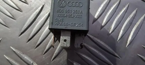 Volkswagen PASSAT B5.5 Other relay 8d0951253a v23134-b52-x301
