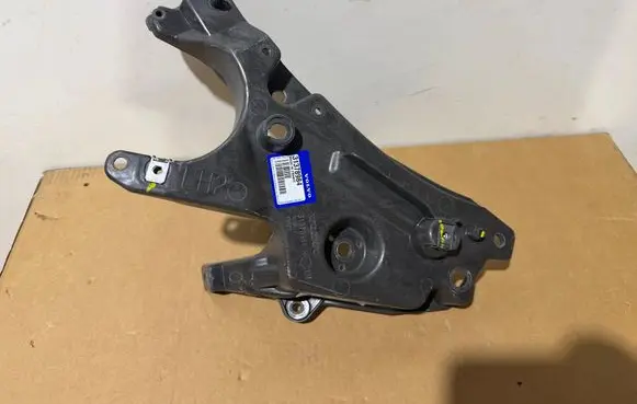 Volvo S90, V90 Fender mounting bracket 31378984