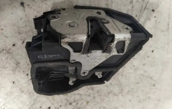 BMW X3 E83 Front door lock 7154619