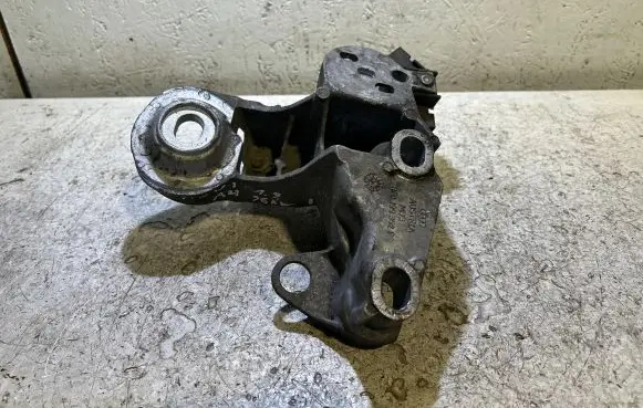 Audi A4 S4 B7 8E 8H Engine mounting bracket 8E0199352F