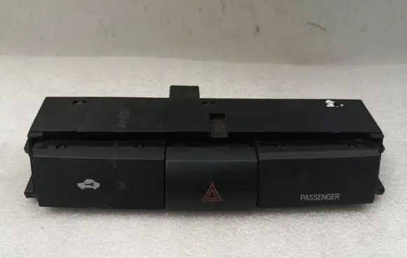 Toyota Corolla Verso AR10 Hazard light switch 843320F020 153965