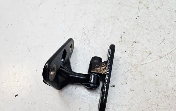 Mercedes-Benz CLS C219 Front door lower hinge 