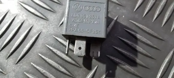 Volkswagen PASSAT B5.5 Other relay 8d0951253a v23134-b52-x301