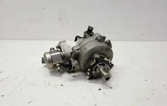 BMW X5M E70 Fuel injection high pressure pump 7610761 13517610761 0261520131