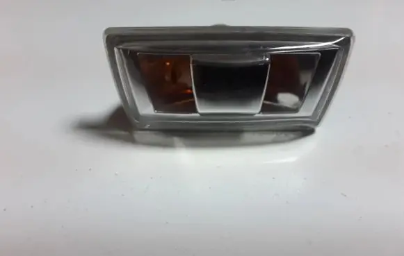 Front fender indicator light