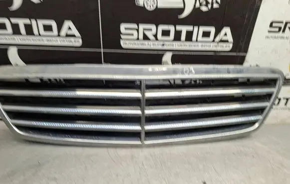 Mercedes-Benz C W203 Front grill A2038800223