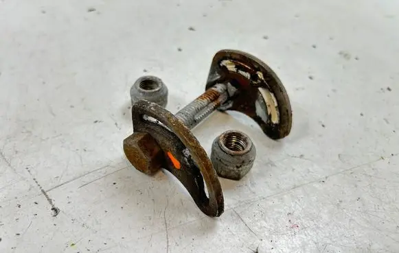 Cadillac Escalade IV Front suspension camber bolt 
