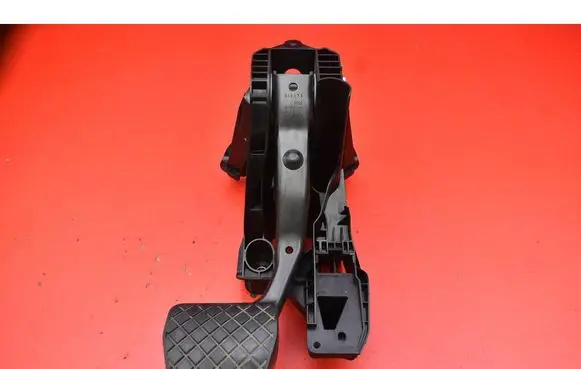 Accelerator throttle pedal