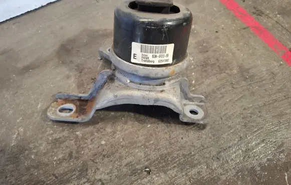 Volvo V60 Engine mount bracket 8G9N6F012