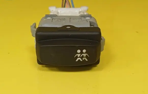 Renault Scenic I Central locking switch button 28082