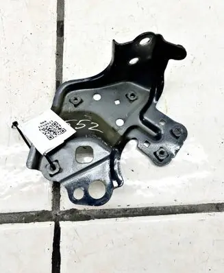 Toyota RAV 4 (XA40) Fender mounting bracket 