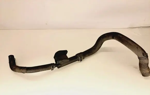 Volkswagen PASSAT B6 Engine coolant pipe/hose 038121132G