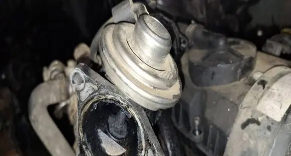 Volkswagen Touran I EGR valve 038131501AN