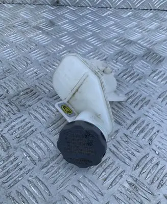 Suzuki Ignis Brake fluid reservoir 