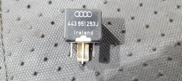 Volkswagen PASSAT B5 Other relay 443951253J 899511000