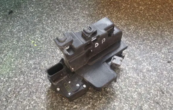 Opel Antara Front door lock