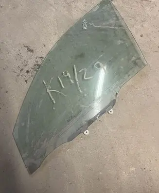 Toyota Avensis T220 Front door window glass four-door