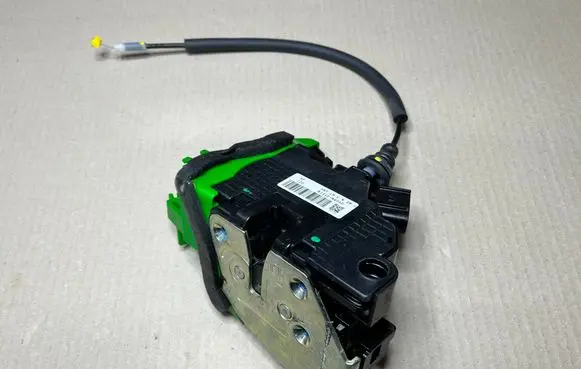 KIA Carens III Front door lock 81310A4010