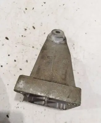 Mercedes-Benz E W211 Engine mounting bracket A2712230804