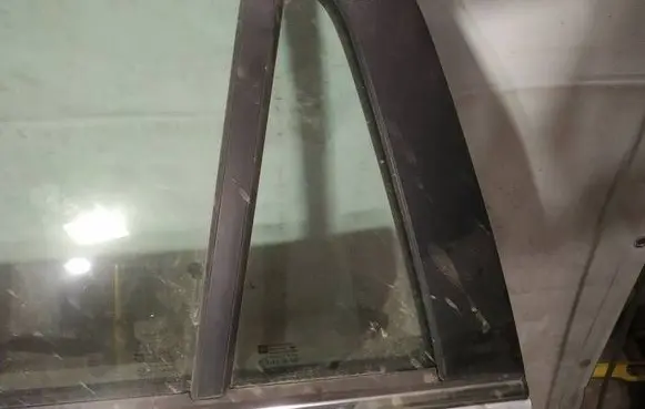 Opel Astra H Rear vent window glass as2