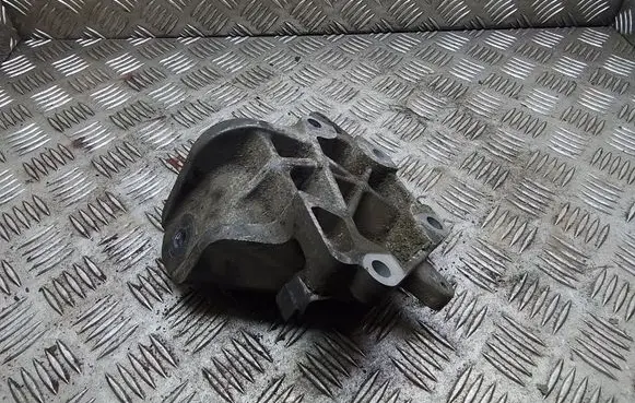 Lexus IS 220D-250-350 Engine mounting bracket