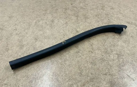 BMW 3 E46 Engine compartment rubber 51718215913 8215913