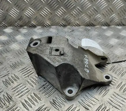 BMW 3 G20 G21 Engine mounting bracket 6876207
