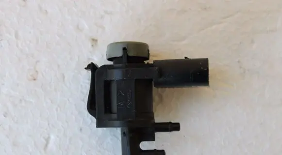Volkswagen Golf IV Vacuum valve 1J0862533D