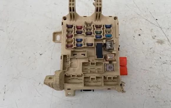 Toyota Corolla E110 Fuse module 2864112150