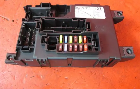 Opel Corsa D Relay mounting block 13424261