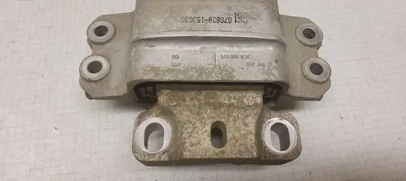 Volkswagen PASSAT B6 Engine mount bracket 3C0199555