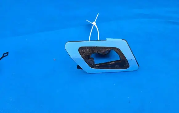 BMW 5 G30 G31 G38 Headlight washer nozzle holder 7385356